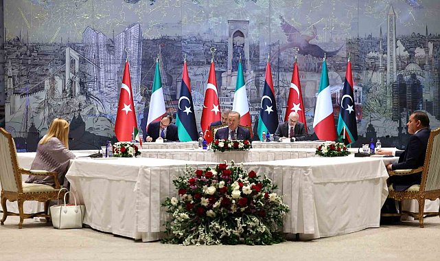 Cumhurbaşkanı Recep Tayyip Erdoğan, İtalya Başbakanı Meloni ve Libya Başbakanı Dibeybe'yi Dolmabahçe Çalışma Ofisi'nde kabul ediyor. Dolmabahçe'deki Türkiye-İtalya ve Libya zirvesi sürüyor.