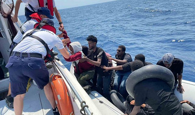 Denizde 13 göçmen kurtarıldı, karada 15 göçmen yakalandı