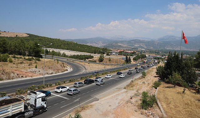 Denizli-Aydın kavşağında 2 kilometrelik araç kuyruğu oluştu