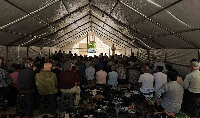 Deprem bölgesinde cuma namazı çadırlarda eda edildi