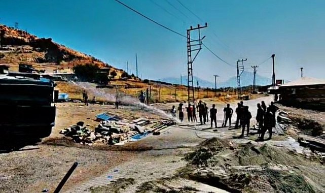 Derecik'te askeri TOMA vatandaşlara su desteği verdi