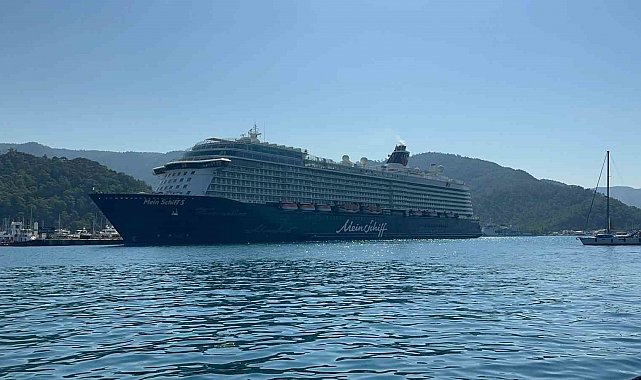 Dev yolcu gemisi binlerce yolcusu ile Marmaris'e geldi
