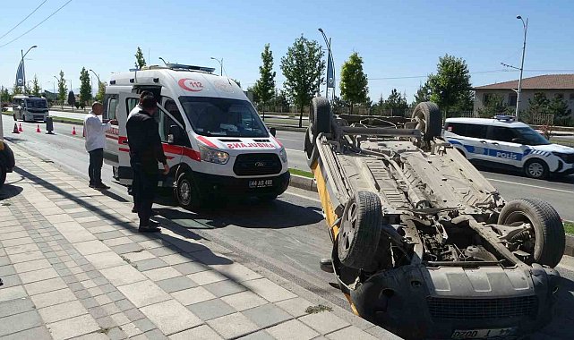 Devrilen ticari taksi ters döndü: 1 yaralı