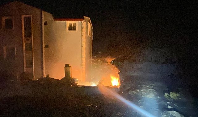 Dikili'de otluk alandaki yangın evlere sıçradı: 11 ev zarar gördü