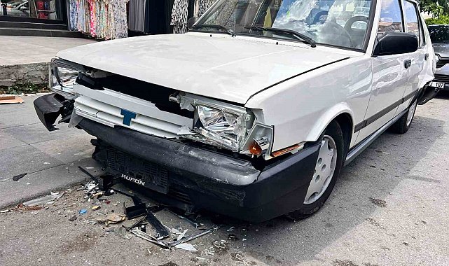 Direksiyon hakimiyetini kaybeden minibüs sürücüsü, park halindeki 4 otomobile çarptı