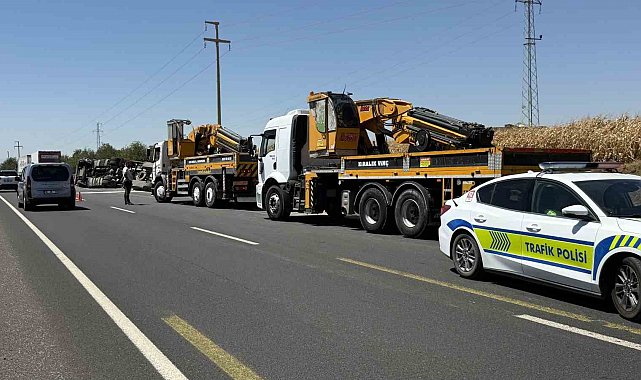 Diyarbakır'da gübre yüklü tır yol kenarına devrildi