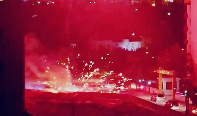 Diyarbakır'da havai fişek inşaat alanındaki malzemeleri tutuşturdu, düğün konvoyundakiler yangını söndürdü