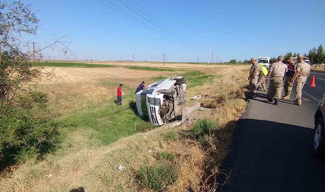 Diyarbakır'da minibüs yol kenarına devrildi: 1 yaralı