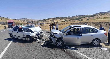 Diyarbakır'da otomobiller kafa kafaya çarpıştı: 2 yaralı