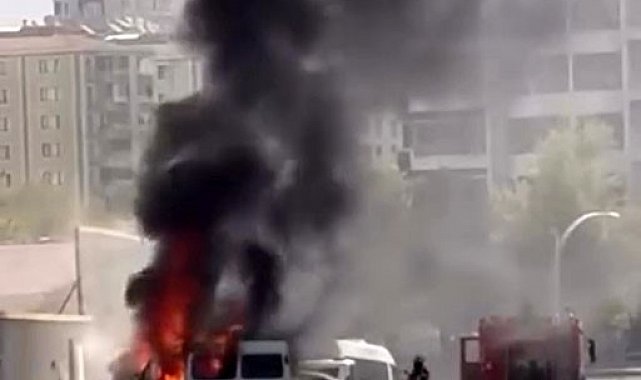 Diyarbakır'da park halindeki minibüs alev aldı
