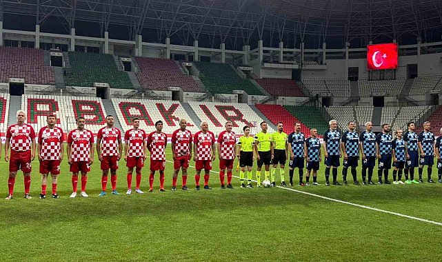 Diyarbakır'da "Gösteri Maçı"nda sahaya çıkan Bakan Bak'tan "Terörsüz Türkiye" vurgusu