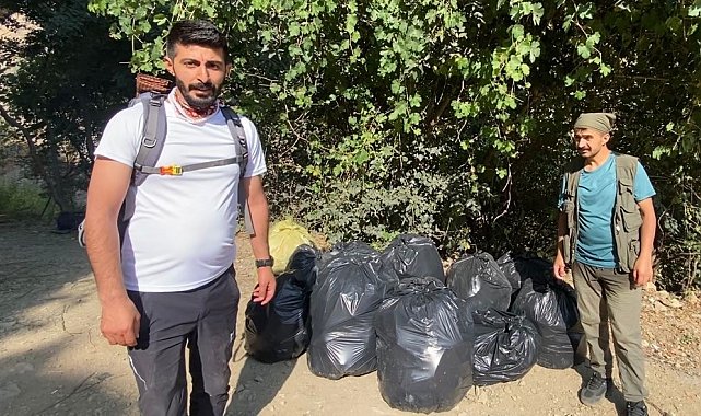 Doğaseverlerden piknikçilere tepki: Kaval Şelalesi'nde 13 torba çöp toplandı