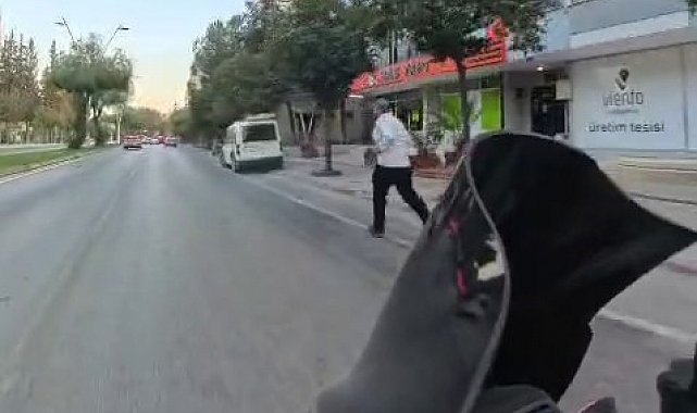 Düğün aracından para almak için metrelerce koştu, kaputa atladı