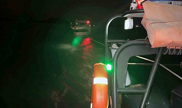 Dümen arızası sonrası sürüklenen tekne kurtarıldı