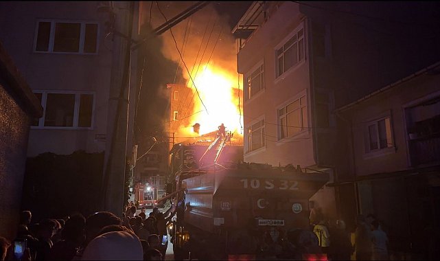 Dursunbey'de korkutan ev yangını... Yavru kediler böyle kurtarıldı