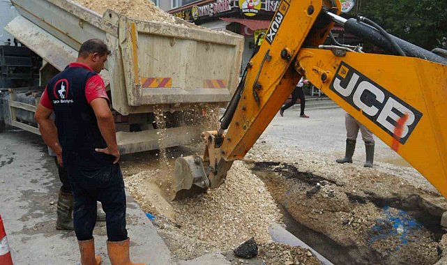 Düzce Belediyesi patlayan su borusuna anında müdahale