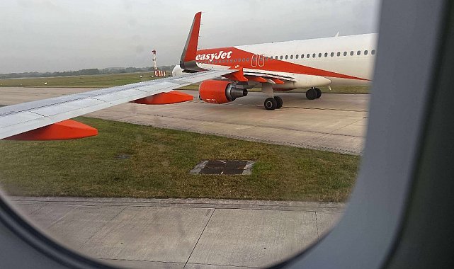 EasyJet'a ait iki yolcu uçağı taksi sırasında çarpıştı
