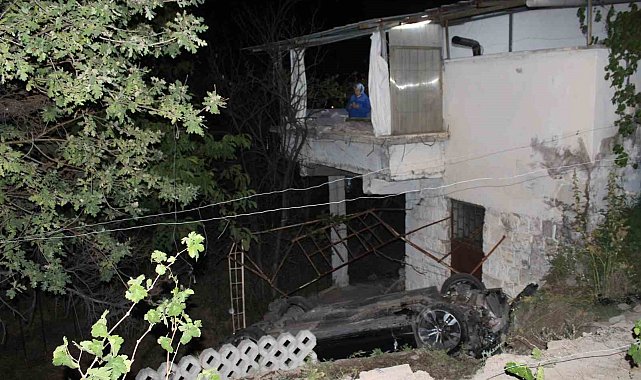 Ehliyetsiz sürücü evin bahçesine uçtu: 3 yaralı