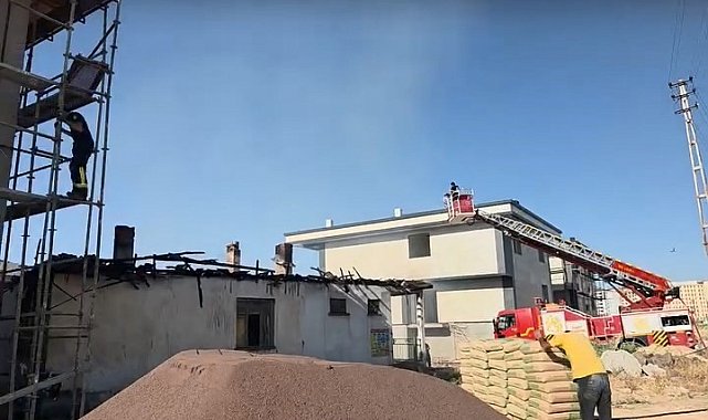 Elazığ'da çatı yangını