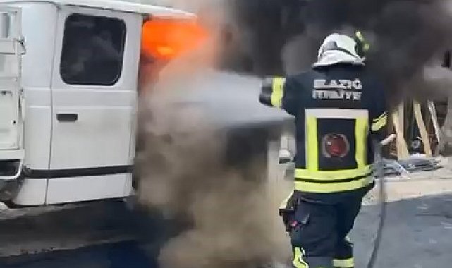 Elazığ'da park halindeki pikap yandı