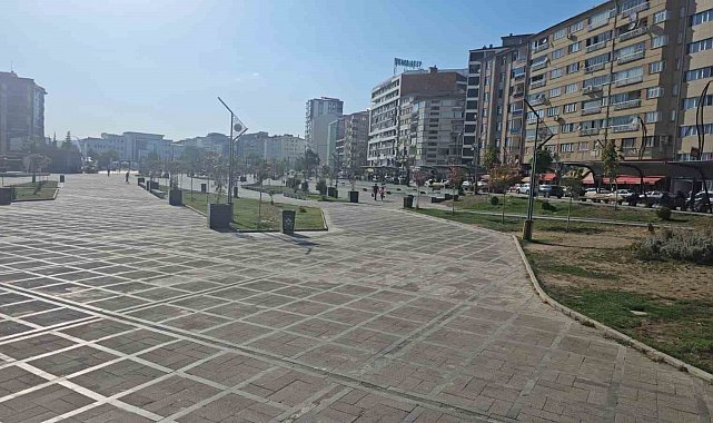 Elazığ'da sıcaklıklar etkisini sürdürüyor, cadde ve sokaklar boş kaldı