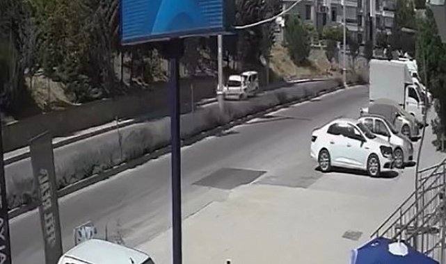 Elazığ'da trafik kazası güvenlik kamerasına yansıdı