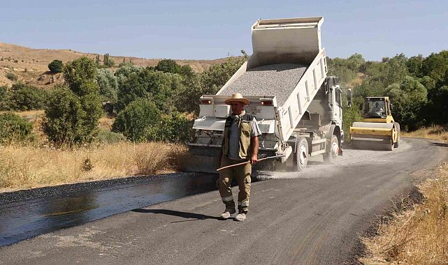 Elazığ'ın köylerinde asfaltlama çalışmaları sürüyor