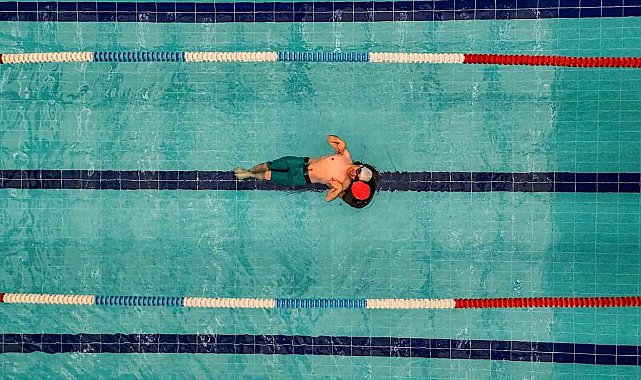 Engelleri bir bir aştı, boynuyla yüzerek şampiyon oldu