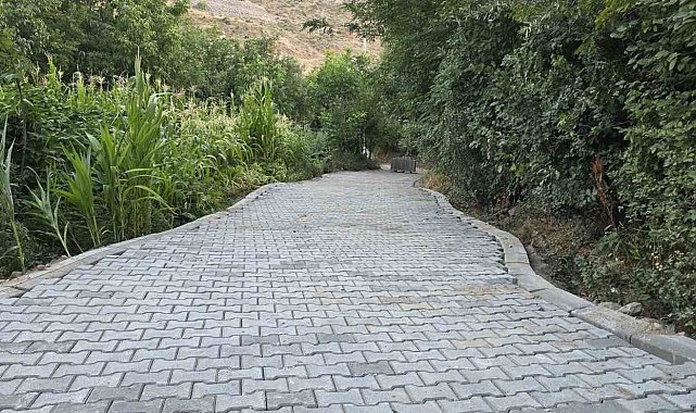 Engelli vatandaşın evinin yolu yenilendi