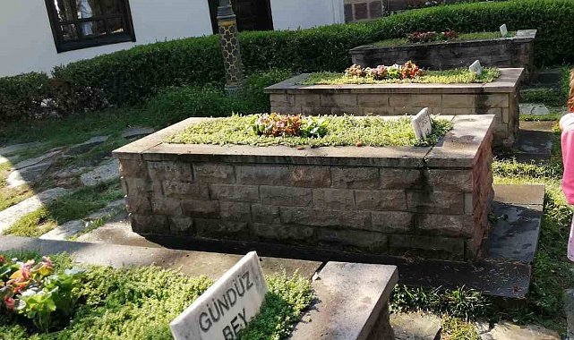 Ertuğrulgazi Türbesi çevresinde bakım ve çiçeklendirme çalışması