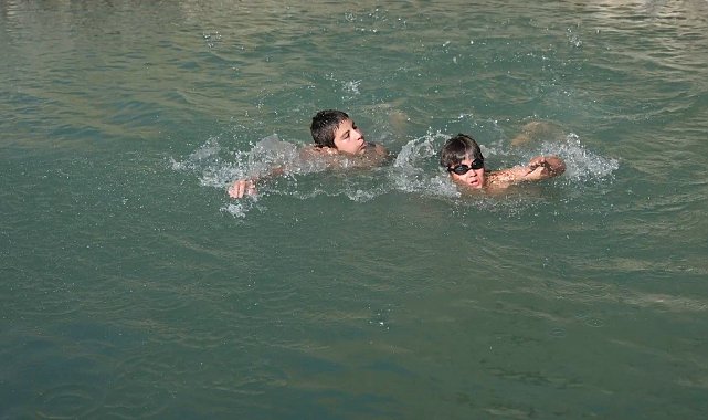 Erzincan'da çocuklar hem serinliyor hem de eğleniyor!