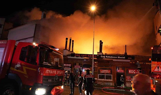Erzurum'da cağ kebabı dükkanlarında çıkan yangın evlere ve otele sıçradı