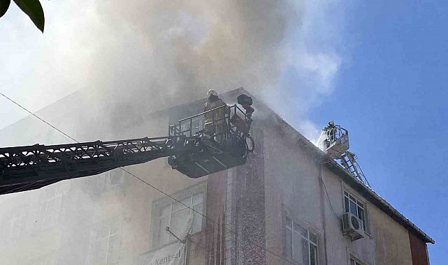 Esenler'de apartmanın çatısında çıkan yangın bitişiğindeki 2 binaya sıçradı