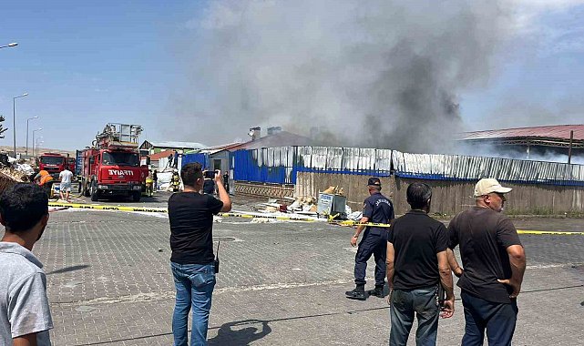 Eskişehir'de geri dönüşüm fabrikasında büyük yangın