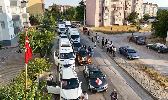 Eskişehir'de servis araçlarından renkli düğün konvoyu