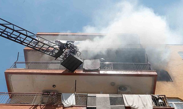 Evinin yandığını gören ev sahibi itfaiyenin çalışmasını çaresiz şekilde izledi