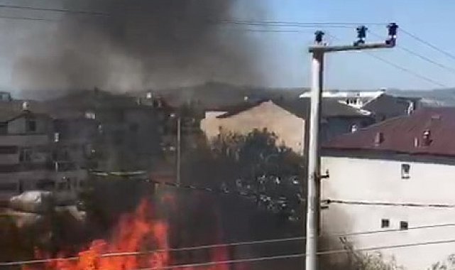 Evlerin bitişiğinde çıkan yangın korkuttu