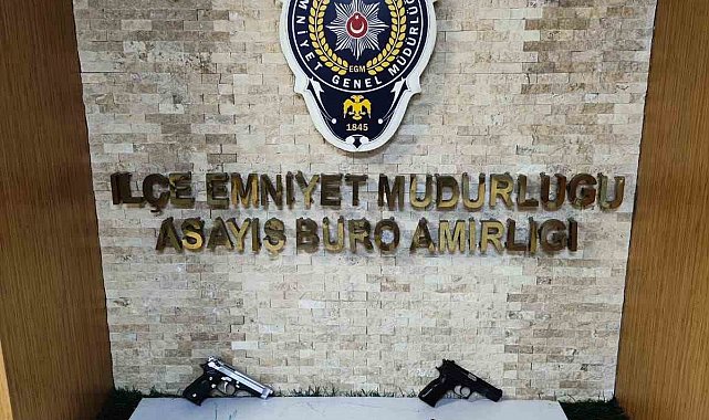 Fatih'te kuru sıkı tabancaları gerçeğe dönüştüren şüphelilere operasyon: 2 gözaltı