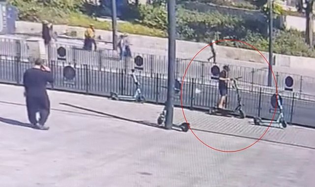 Fatih'te scooter'la gelip demirlere bağlı başka bir scooter'ı çalan çocuk kamerada