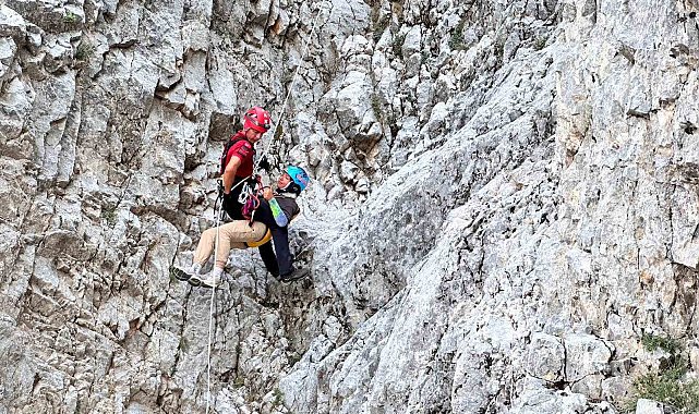 Fethiye'de kayalık alana sert inen paraşütçü ve yolcusu kurtarıldı