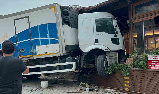 Freni arızalanan tırın önüne kattığı araçla iş yerine daldığı kaza kamerada