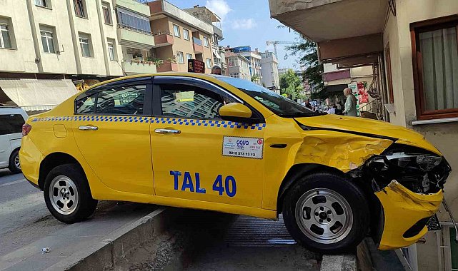 Freni boşalan ticari taksi bir binanın korkuluklarına çarparak durabildi