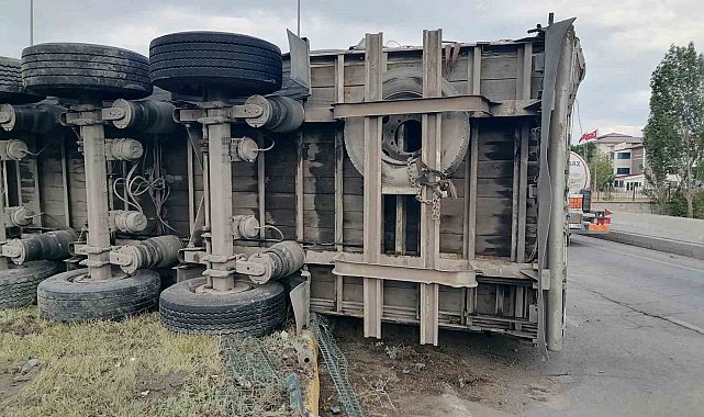 Freni boşalan tır dehşet saçtı