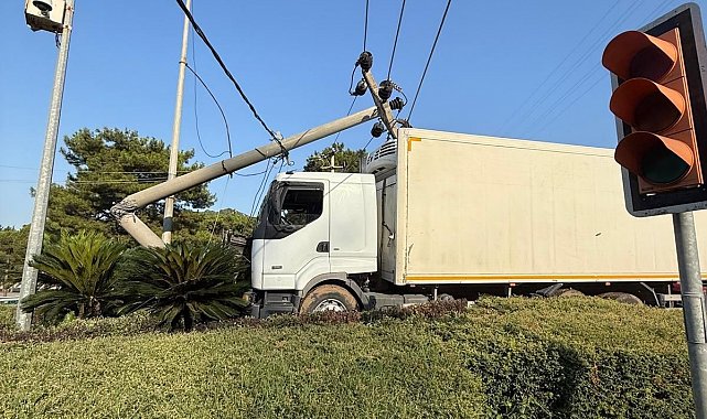 Freni tutmayan kamyon beton direği ikiye böldü