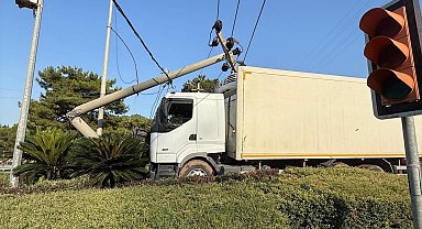Freni tutmayan kamyon beton direği ikiye böldü
