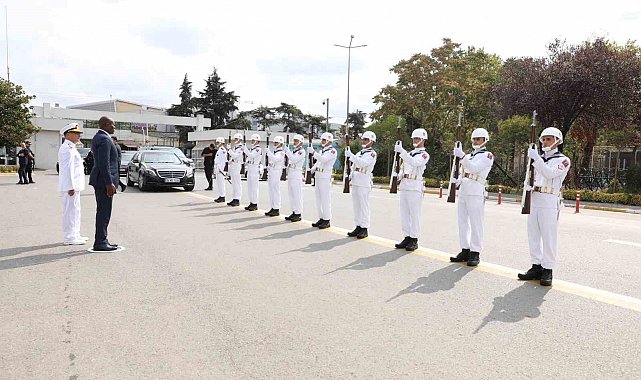 Gabon Cumhurbaşkanı Nguema, İstanbul Tersanesi Komutanlığı'nı ziyaret etti