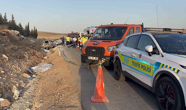 Gaziantep-Nizip karayolunda iki otomobilin çarpıştığı kazada ilk belirmelere göre 3 kişi hayatını kaybederken, 3 kişi de yaralandı.
