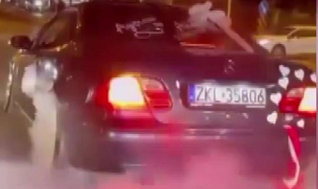Gelin arabasıyla yolu kapatıp lastik yaktılar: Araç trafikten men edildi