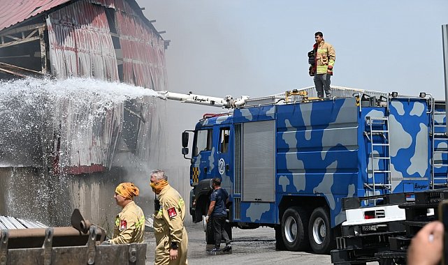 Geri dönüşüm depolarında çıkan yangının soğutma çalışmaları sürüyor