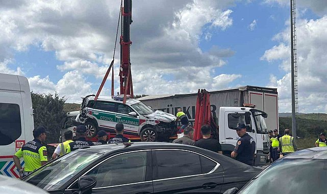 Gişelerde kontrolden çıkan tır jandarma aracına çarptı: 5 yaralı
